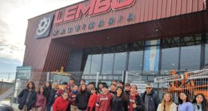 Estudiantes de la Escuela Agraria profundizaron conocimientos sobre tecnología para la producción de alfalfa en una visita a Lembo Maquinaria