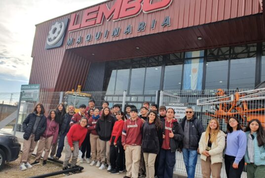 Estudiantes de la Escuela Agraria profundizaron conocimientos sobre tecnología para la producción de alfalfa en una visita a Lembo Maquinaria