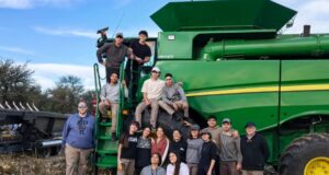 Estudiantes de la FICA realizaron una práctica a campo para evaluar pérdidas de cosecha en maíz