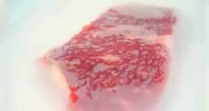 Desarrollan un film biodegradable para conservar carne vacuna