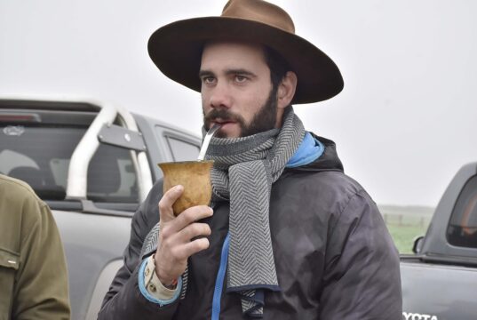 Desde Batavia, el viajero a caballo Álvaro Biderman reivindicó el valor del campo y de perseguir los sueños