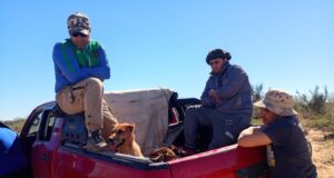 Grave denuncia en Jarilla: un productor asegura que un policía intentó apuñalarlo al descubrir una cacería ilegal