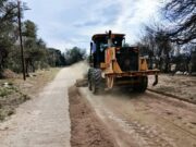 Reparan caminos no pavimentados en los departamentos Ayacucho y Belgrano