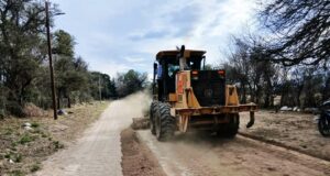 Reparan caminos no pavimentados en los departamentos Ayacucho y Belgrano