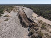 Ejecutan obras de reencauzamiento y defensas en el río Luján