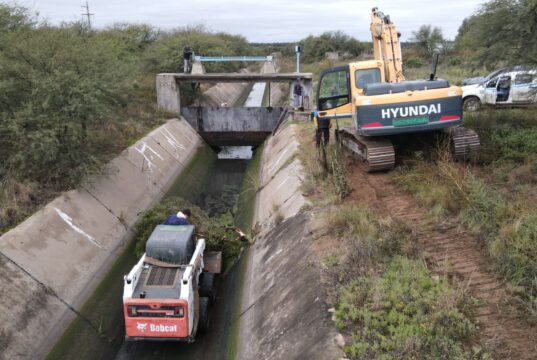 Suspenderán el suministro de agua del canal Paso de las Carretas por tareas de limpieza